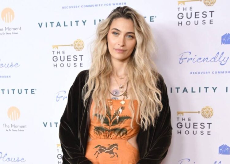 Paris Jackson revela que tem septo perfurado por uso de drogas