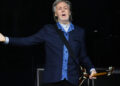 Paul McCartney sobe ao palco com o falecido John Lennon em show de teatro emocional