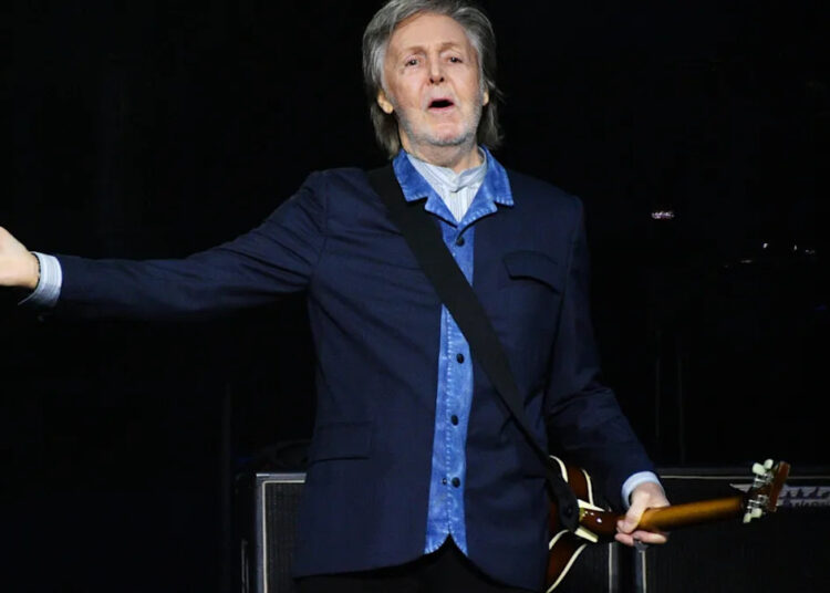 Paul McCartney sobe ao palco com o falecido John Lennon em show de teatro emocional