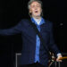 Paul McCartney sobe ao palco com o falecido John Lennon em show de teatro emocional