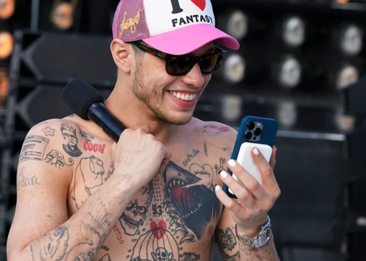 Pete Davidson fornece uma atualização surpreendente sobre sua remoção de tatuagem, 5 anos após o início do processo