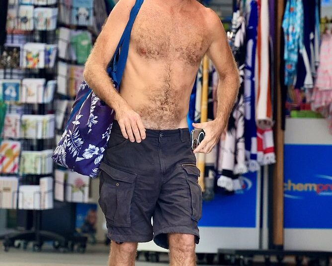Pete Evans: O ex-chef famoso anda descalço e sem camisa com um novo visual surpreendente