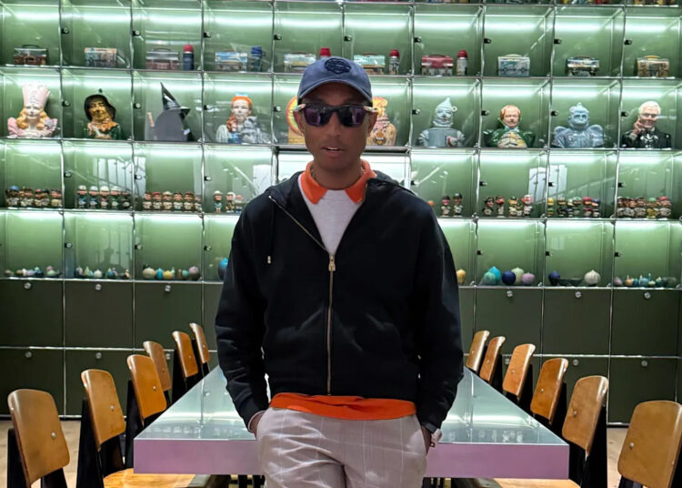 Pharrell Williams é homenageado com o prêmio Footwear News de calçado do ano