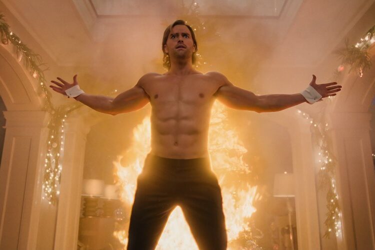 Pierson Fode fala sobre strip-tease para Alicia Silverstone em novo filme de férias