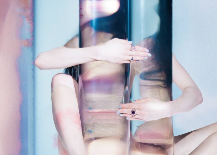 Poppy anuncia novo álbum ‘Empty Hands’ e compartilha o single ‘Bruised Sky’