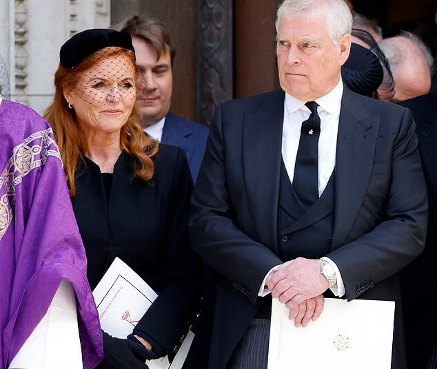 Por dentro das últimas semanas de Andrew Mountbatten Windsor no Royal Lodge - com alegações desonradas, o ex-Príncipe está 'discursando consigo mesmo' enquanto Sarah Ferguson 'confidenciou à equipe de um bar secreto chamado The Doghouse'