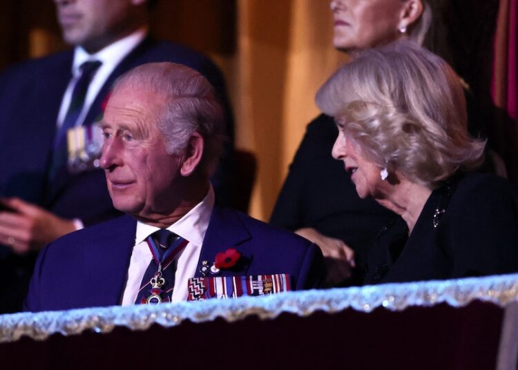 Príncipe George rouba a cena enquanto a família real participa do Festival of Remembrance no Royal Albert Hall