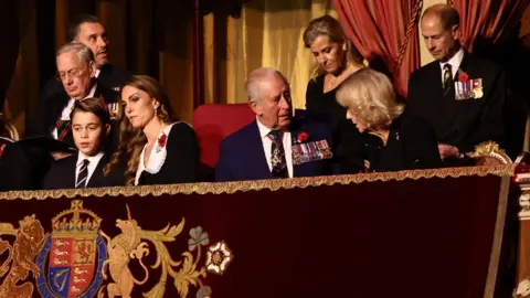 Príncipe George se junta a Kate, Rei e Rainha no Festival of Remembrance