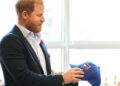 Príncipe Harry brinca que estava ‘sob coação’ enquanto usava boné dos Dodgers na World Series