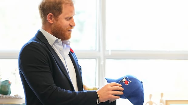 Príncipe Harry brinca que estava ‘sob coação’ enquanto usava boné dos Dodgers na World Series