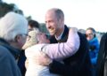 Príncipe William é recebido de forma incrivelmente calorosa no País de Gales enquanto uma mulher o abraça | Real | Notícias