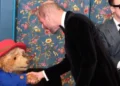 Príncipe e Princesa de Gales encontram Paddington Bear no Royal Variety Performance