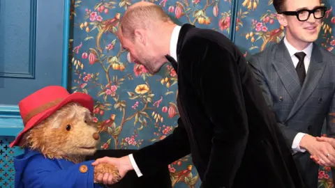 Príncipe e Princesa de Gales encontram Paddington Bear no Royal Variety Performance