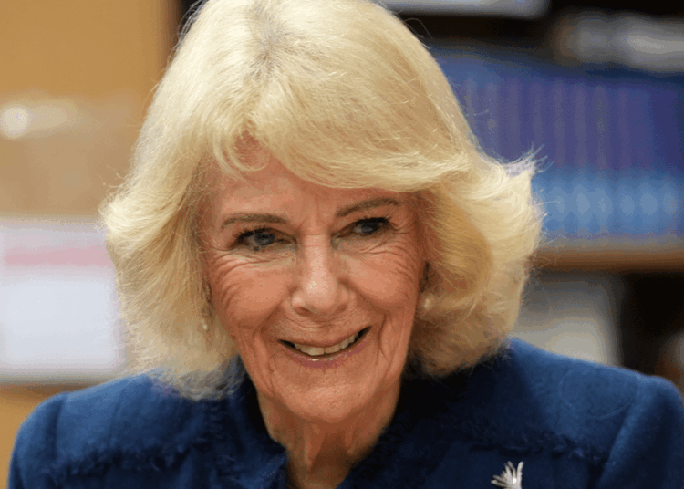 Rainha Camilla deslumbra em veludo vermelho e um colar de cobra de US$ 400 mil