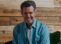 Randy Travis tem uma nova música. E não, não é IA