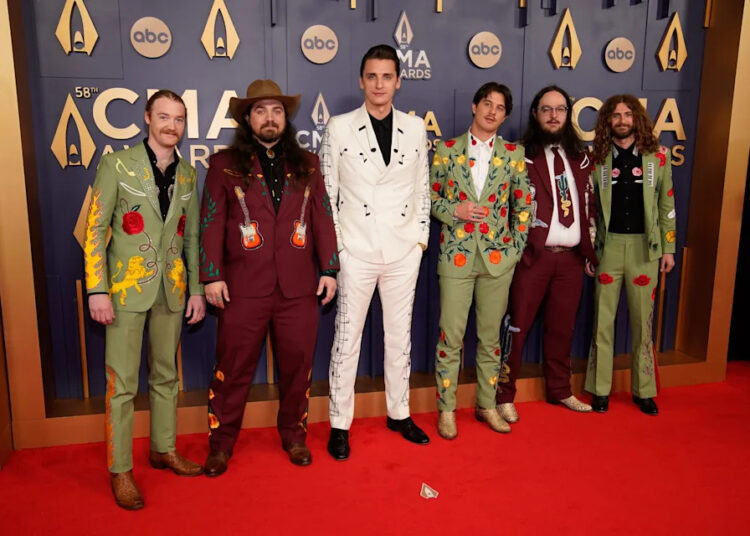 Red Clay Strays anuncia o maior show de Nashville até agora, com Sierra Ferrell