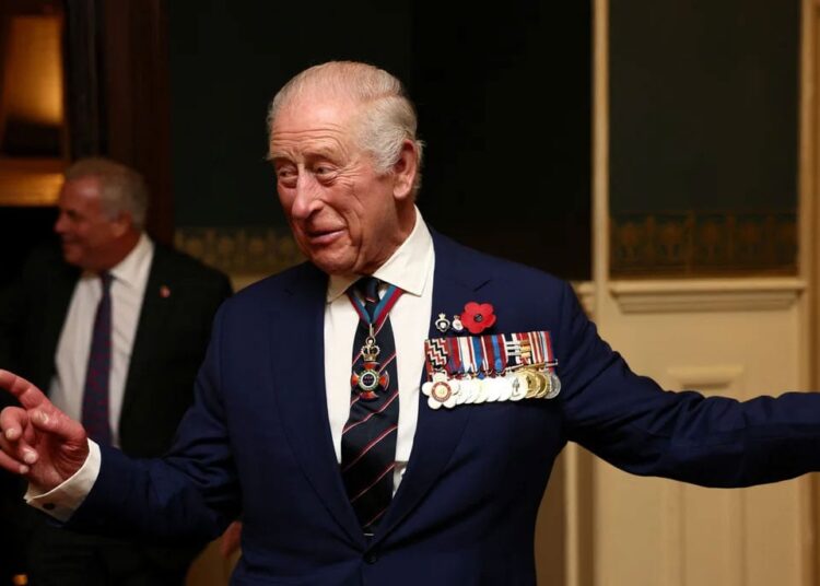 Rei Charles e Rainha Camilla lideram a realeza em saudações