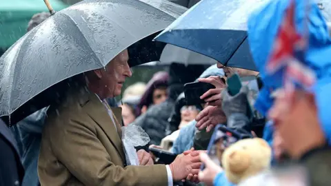 Rei Charles em um tempestuoso País de Gales para seu 77º aniversário