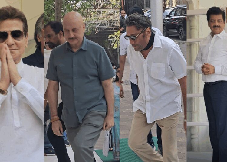 Reunião de oração Sulakshana Pandit: Jeetendra, Anupam Kher, Jackie Shroff, Udit Narayan e outros chegam para prestar homenagens |