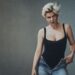 Robyn retorna com nova música e vídeo “Dopamine”: assista