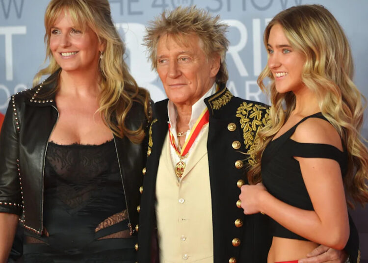 Rod Stewart, 80, toca hit de 1973 com filha sósia em uma jam session casual e é 'uma das coisas mais lindas que você verá hoje'