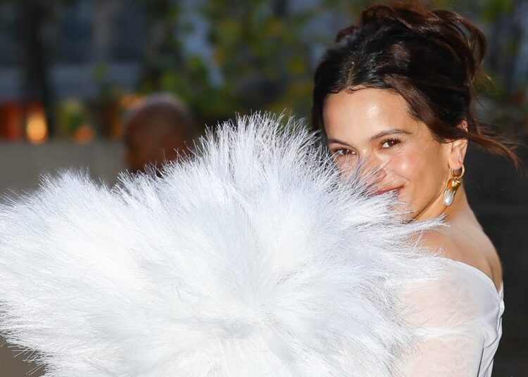 Rosalía mostra seu halo branqueado na festa de audição 'Lux' em Nova York