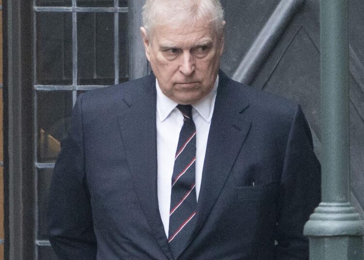 Royal Panic quando o ex-príncipe Andrew se torna 'frágil' após a perda do título