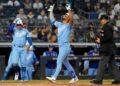 MJ Melendez, do Kansas City Royals, à direita, comemora seu home run solo durante o terceiro turno...