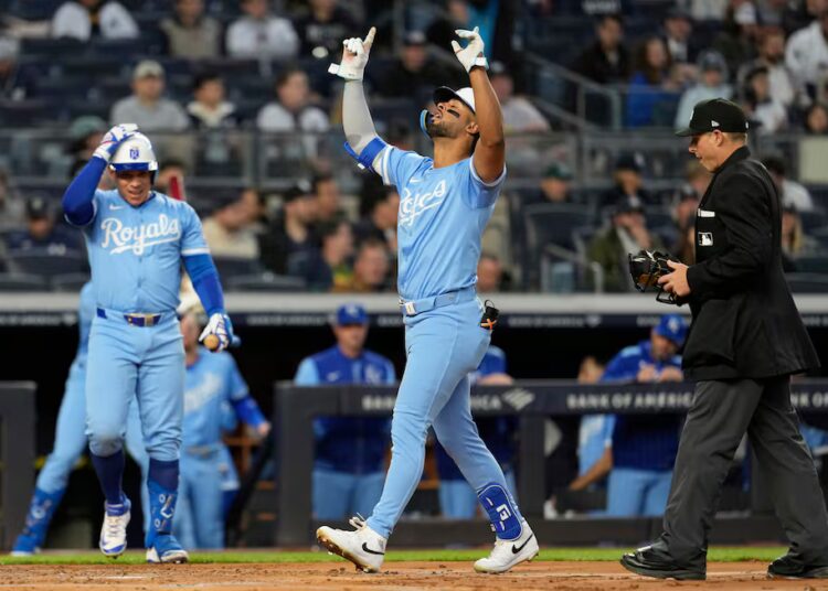 MJ Melendez, do Kansas City Royals, à direita, comemora seu home run solo durante o terceiro turno...