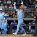MJ Melendez, do Kansas City Royals, à direita, comemora seu home run solo durante o terceiro turno...
