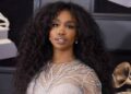 SZA posa ao piano em vestido transparente para GQ