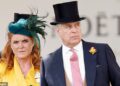 Sarah Ferguson 'está considerando ofertas de seis dígitos' para dar uma entrevista reveladora depois de ser destituída do título de Duquesa de York, já que assessores do palácio temem que ela possa se tornar 'desonesta'