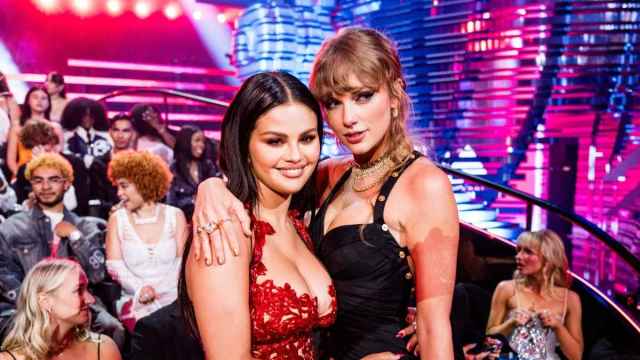 Selena Gomez e Taylor Swift compartilham um momento doce em fotos de casamento