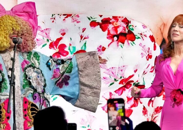 Sia canta ‘Unstoppable’ para homenagear a defesa LGBTQ+ de Kathy Griffin