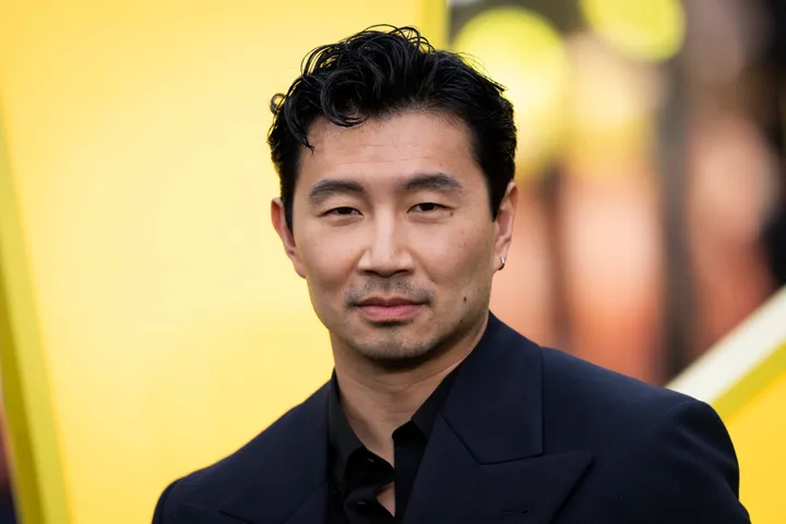 Simu Liu critica Hollywood por 'retrocesso' na representação asiática: 'F ** king Appalling'