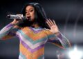 Stefon Diggs e Cardi B dão as boas-vindas ao bebê durante o jogo dos Patriots