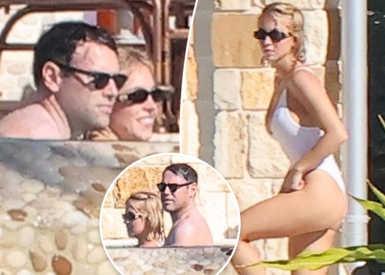 Sydney Sweeney abraça Scooter Braun na piscina da casa da Flórida antes do Dia de Ação de Graças