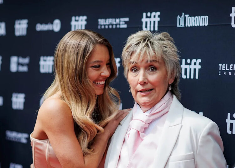 Sydney Sweeney é vista com um vestido de Erdem Moralıoğlu no Festival Internacional de Cinema de Toronto. Sweeney conversou com a revista GQ, discutindo pela primeira vez a polêmica em torno de seu anúncio de jeans American Eagle. – Yahoo Notícias Canadá