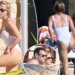 Sydney Sweeney mostra curvas em biquíni branco com Scooter Braun