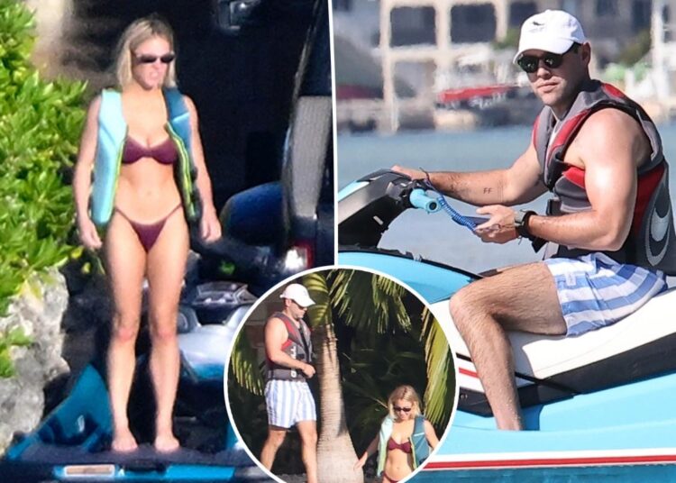 Sydney Sweeney usa biquíni fio dental enquanto pratica jet ski com Scooter Braun na escapadela de Ação de Graças