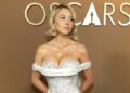 Sydney Sweeney usando vestido sem alças é mais difícil do que o esperado