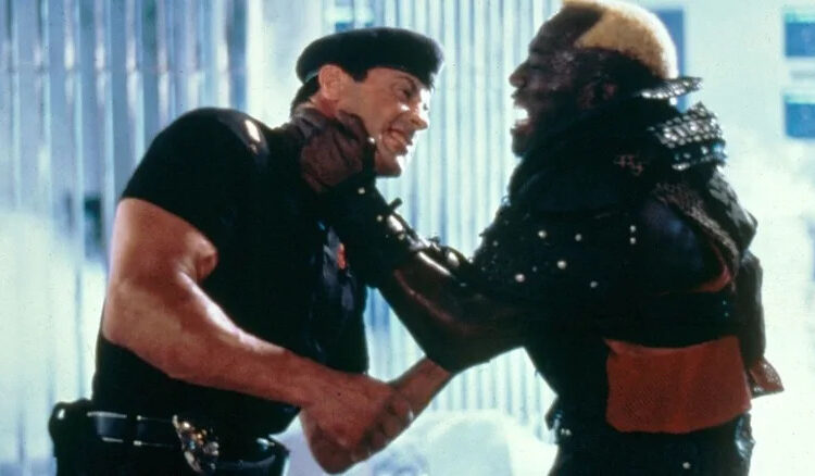 Sylvester Stallone usava armadura corporal para que Wesley Snipes pudesse 'realmente acertá-lo' em Demolition Man