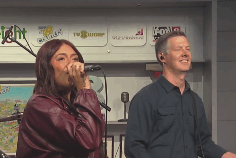 Take 10 Band se apresenta ao vivo na FOX8