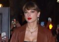 Taylor Swift usa monocromático em marrom para sair à noite em Nova York