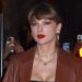 Taylor Swift usa monocromático em marrom para sair à noite em Nova York