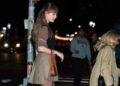Taylor Swift usou uma pulseira deslumbrante de $ 9.400 para Sabrina Carpenter Date