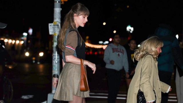 Taylor Swift usou uma pulseira deslumbrante de $ 9.400 para Sabrina Carpenter Date