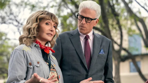 Ted Danson namora Mary Steenburgen no trailer da 2ª temporada de 'A Man on the Inside'