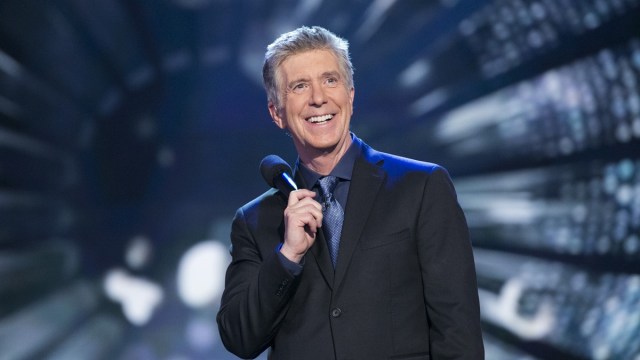 Tom Bergeron, da DWTS, diz que conhecer Bruce Willis foi um ‘destaque’
