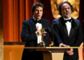 Tom Cruise finalmente ganha seu Oscar na gala do Star-Packed Governors Awards em Hollywood